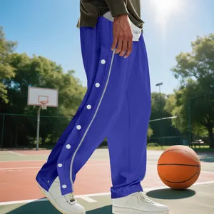 Vista lateral detallada de pantalones de baloncesto azules con botones a presión blancos