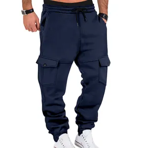 Vista detallada de pantalones cargo pesados azul marino para hombre con cordón y bolsillos
