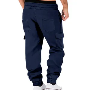 Vista trasera de los pantalones cargo de felpa azul marino para hombre con bolsillos