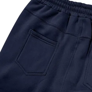 Primer plano detallado del bolsillo trasero y la cintura de un pantalón de chándal azul