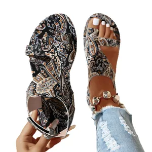 Elegant bohemian paisley printed flat sandals for women with a comfortable toe-loop design