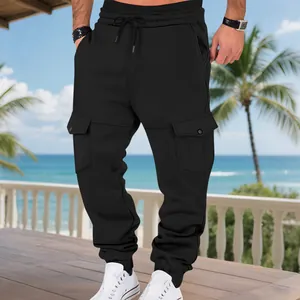Detalle de pantalones cargo de hombre gruesos con forro polar en negro