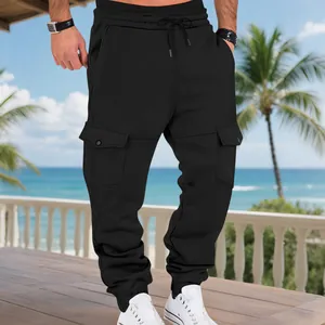 Vista detallada de pantalones cargo negros para hombre con cordón y bolsillos múltiples