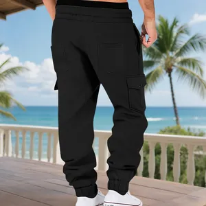 Vista trasera de pantalones cargo de forro polar pesado para hombre con bolsillos y puños