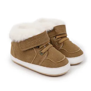 Primer plano de botas de invierno marrones para bebé con forro de felpa y velcro
