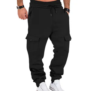 Detalle del tejido de vellón pesado y bolsillos cargo funcionales en joggers negros de hombre