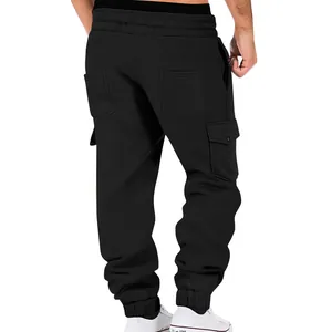Vista trasera detallada de pantalones cargo negros pesados para hombre con bolsillos.