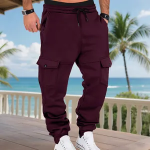 Vista detallada de pantalones cargo burdeos para hombre con bolsillos laterales y cordón