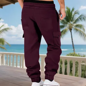 Detalle posterior de pantalones cargo de forro polar burdeos para hombre