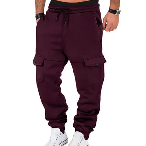 Primer plano detallado de pantalones cargo de forro polar pesado para hombre color granate