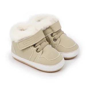 Vista detallada de botas de invierno caqui para bebé con forro de pelo suave y velcro