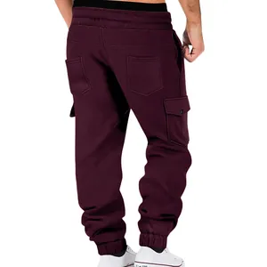 Vista detallada de los pantalones jogger cargo granate para hombre en vellón pesado.
