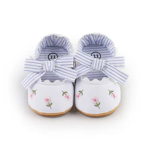 Scarpe da principessa per neonata ricamate con fiori con fiocco a righe blu e suola morbida