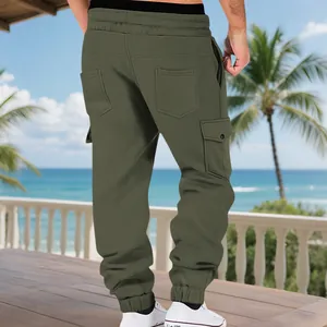 Vista trasera detallada de pantalones cargo hombre verde militar con bolsillos