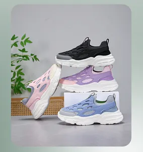 Vista detallada de las zapatillas de malla para niños en cuatro colores con suelas gruesas
