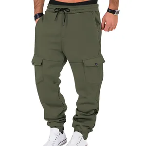 Vista detallada de los pantalones cargo gruesos verde oliva para hombre con bolsillos