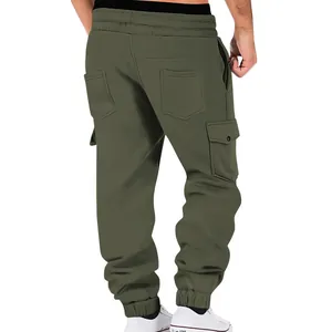 Vista trasera detallada de pantalones cargo para hombre verde oliva pesados con forro polar.