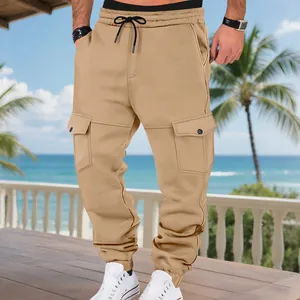 Detalle de los pantalones cargo gruesos de color caqui para hombre con cordón y bolsillos