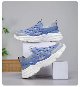 Vista detallada de las zapatillas de malla azul para niños con suela blanca y gruesa.