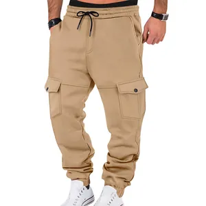 Vista frontal de los pantalones cargo jogger caqui para hombre con cordón y bolsillos