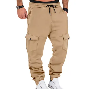 Detalle de pantalón cargo jogger para hombre con cordón en la cintura y bolsillos con solapa.