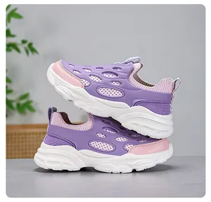 Detalle de las zapatillas de malla transpirable moradas y rosas para niños, apiladas.