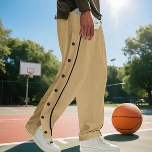 Vista lateral de pantalones de chándal de baloncesto caqui con botones.