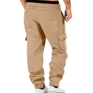 Vista trasera detallada de pantalones cargo de forro polar caqui para hombre con varios bolsillos