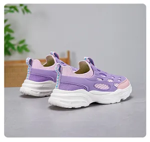 Vista lateral detallada de zapatillas de malla moradas para niños con suelas blancas
