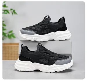 Vista lateral de zapatillas infantiles de malla transpirable negra con suela blanca