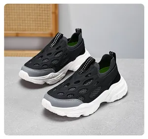 Vista detallada de zapatillas de malla negra para niños con suelas blancas gruesas
