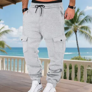 Vista detallada del pantalón cargo de felpa gruesa para hombre con cordón y bolsillos