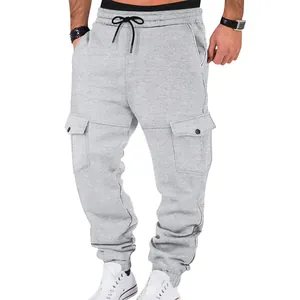 Detalle de pantalones cargo grises para hombre con forro polar y cordón en la cintura