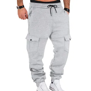Detalle de los pantalones cargo de forro polar gris para hombre con cordón y bolsillos