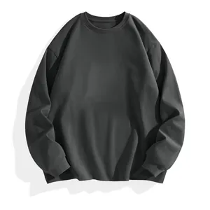 Gros plan détaillé d'un t-shirt à manches longues gris anthracite sur fond blanc