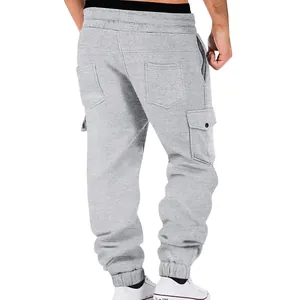 Detalle de la vista posterior del pantalón cargo de felpa gris para hombre
