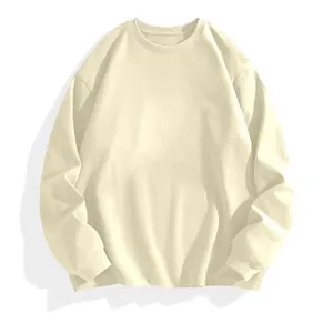Vue détaillée d'un sweat-shirt crème pour hommes à manches longues et à col rond texturé