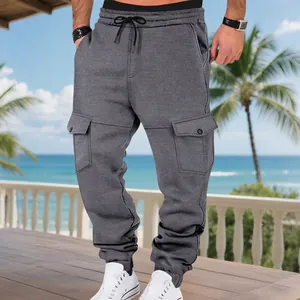 Primer plano de pantalones cargo grises con forro polar para hombre con cordón y bolsillos
