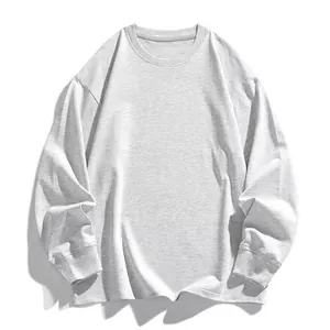 Vue détaillée d'un t-shirt gris à manches longues oversize avec col rond à côtes