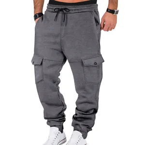 Detalle de pantalones cargo grises de tejido grueso para hombre con bolsillos y cordón