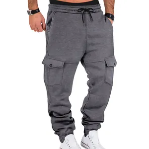Detalle del pantalón cargo gris para hombre con forro polar, cordón y bolsillos laterales.