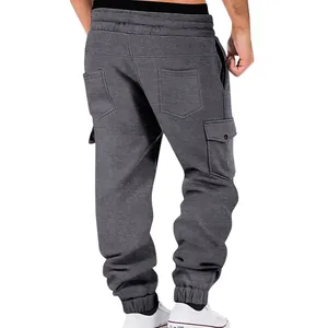 Vista posterior detallada de pantalones cargo de forro polar pesado para hombres
