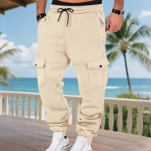 Pantalones cargo de hombre en forro polar pesado beige con múltiples bolsillos y cordón.