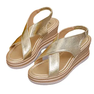 Stilvolle goldene Plateau-Keilsandalen mit Kreuzriemen für Damen im Sommerurlaub.