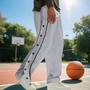 Primer plano de pantalones de baloncesto grises pesados con modernos botones laterales
