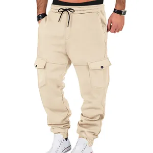 Pantalón cargo para hombre caqui con cordón, bolsillos múltiples y puños elásticos.