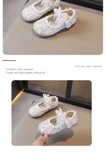 Vista detallada de los zapatos de princesa de cristal para niñas con pedrería y lazo blanco.