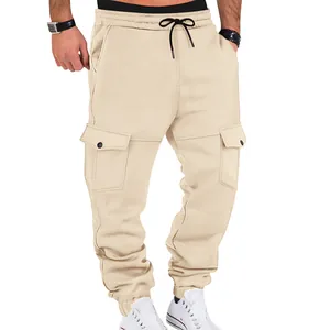 Detalle de pantalones cargo pesados para hombre con cordón y bolsillos en beige