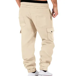 Vista posterior detallada de los pantalones cargo de felpa gruesa para hombre en beige.