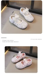 Detalle de zapatos de princesa de cristal blanco y rosa con lazos de diamantes de imitación